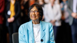 남아프리카 공화국 인권 변호사 나비 필레이(Navi Pillay)가 노벨 평화상을 수상했습니다.
