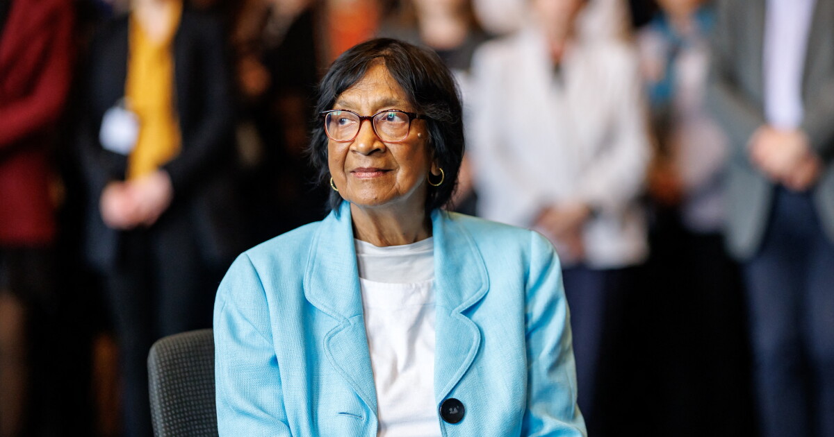 남아프리카 공화국 인권 변호사 나비 필레이(Navi Pillay)가 노벨 평화상을 수상했습니다.